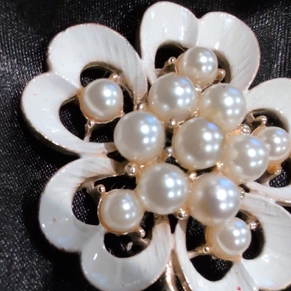 Elegant White Floral Pearl Brooch - Picture 5 of 8
